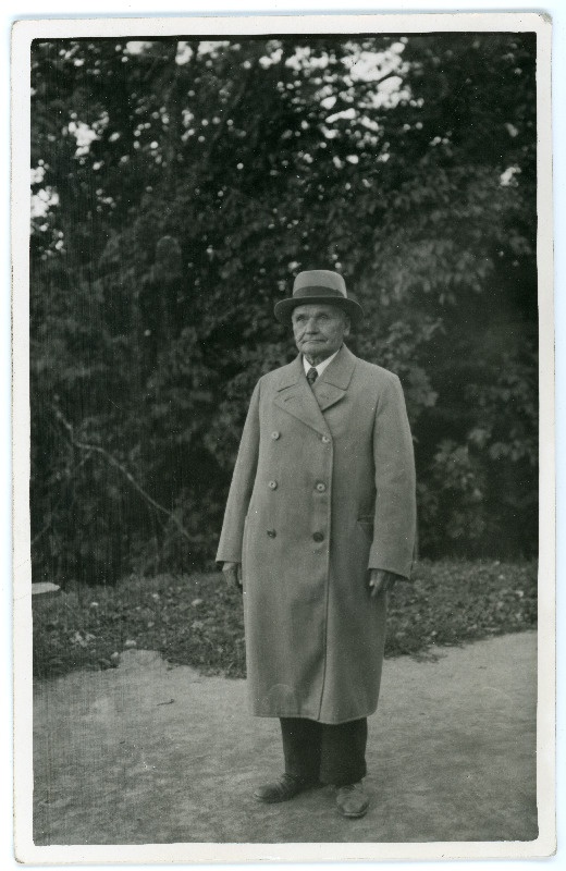 Johann Roosi. Täispikkuses portree mantlis ja kaabuga härrasmehest. J. Varese ristiisast.