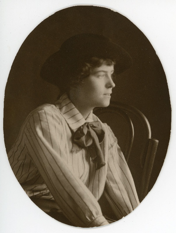 Emilie Vares toolil istumas. Portree profiilis.