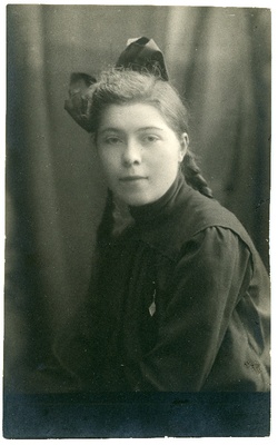 Portreefoto koolitüdrukust. Hildegard, Emilie Varese kooliõde  duplicate photo