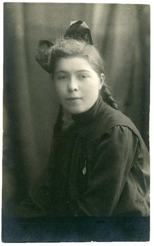 Portreefoto koolitüdrukust. Hildegard, Emilie Varese kooliõde