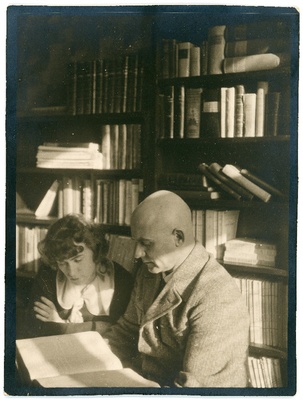 Johannes ja Emilie Vares raamaturiiuli ees  duplicate photo