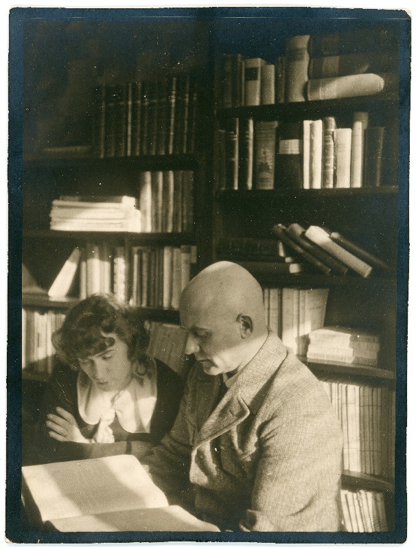 Johannes ja Emilie Vares raamaturiiuli ees