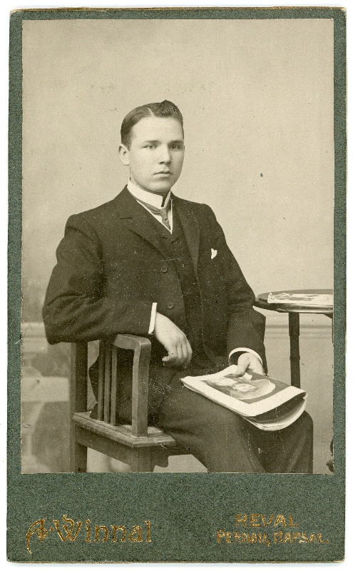 Noormehe fotoportree. D. Aurik ?