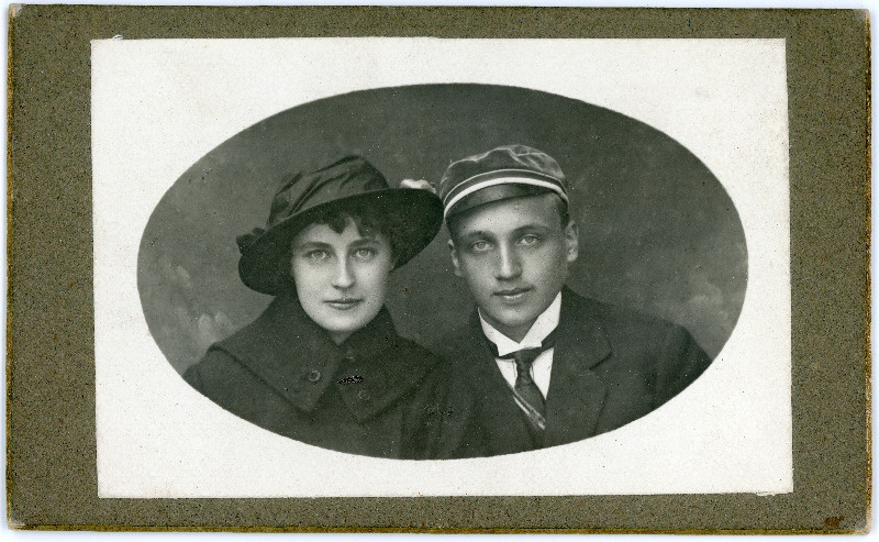 Neiu ja noormees Eugen Walther?) üliõpilasmütsiga