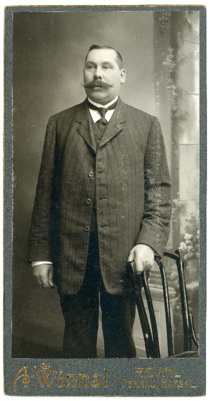 Seisva tundmatu mehe portree. Johannes Varese onu Hans Wihman?