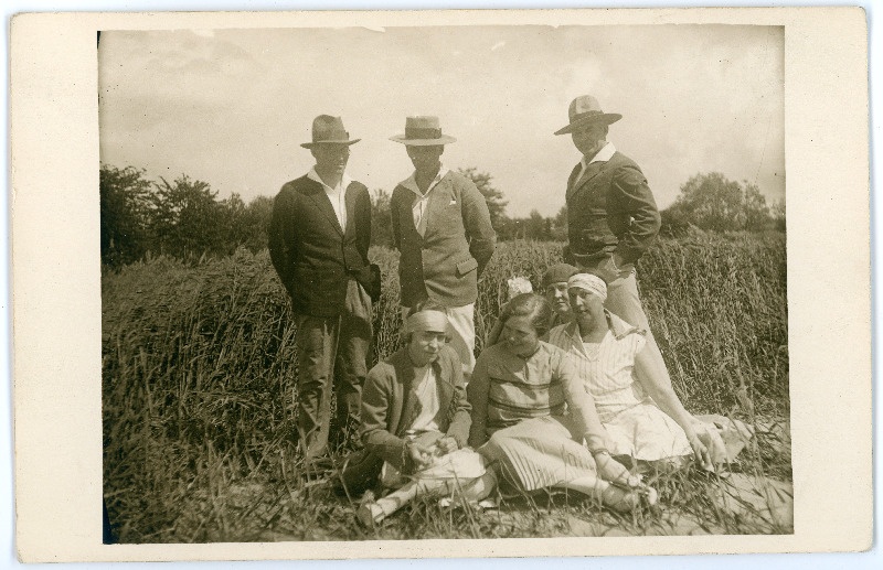 Johannes Vares sõpradega roostikus poseerimas