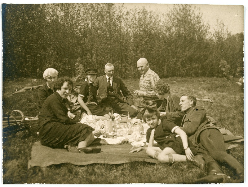 Johannes Vares sõpradega piknikut pidamas