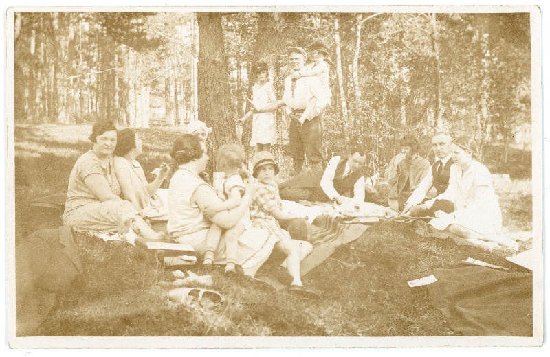 Johannes Vares sõpradega väljasõidul piknikut pidamas
