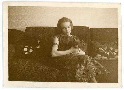 Emilie Vares istumas diivanil, kass süles  duplicate photo