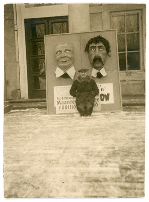 Johannes  Vares talvel kino Capitoli juures filmireklaami(Pat ja Patachon) ees poseerimas  duplicate photo