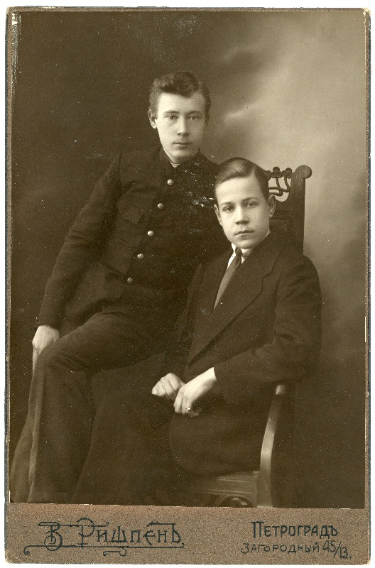Kaks tundmatut noormeest. Fotoportree