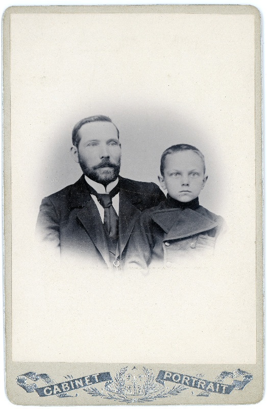 Portreefoto. Tundmatu meesterahvas ja poiss
