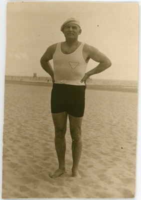 Johannes Vares rannal seismas  duplicate photo