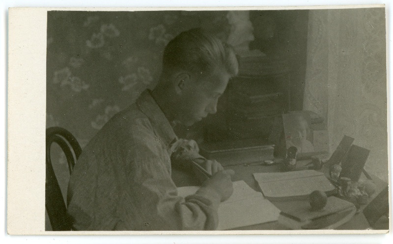 Tundmatu noormees (Emilie Varese sugulane?) kirjutuslaua taga