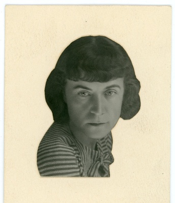 Emilie Varese fotoportree. Kollaaž - fotolt välja lõigatud portree kleebitud papile  duplicate photo