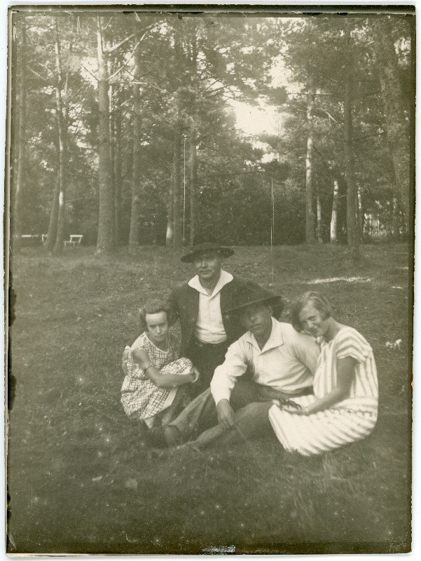 Johannes Vares ja Emilie Vares Johannes Semperi ja ta abikaasaga pargis või metsalagendikul murul istumas