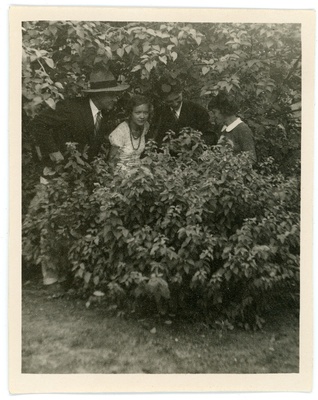 Johannes Vares sõpradega aias põõsaste vahel  duplicate photo