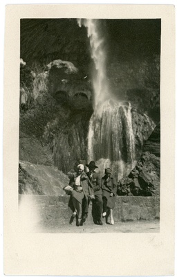 Johannes ja Aurora Semper ning Emilie Vares Korsikal kose juures poseerimas  duplicate photo