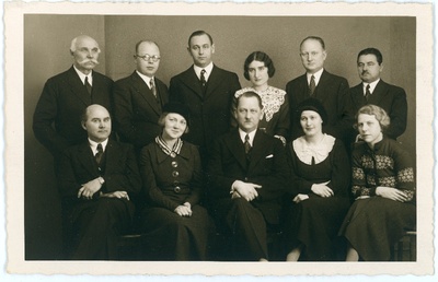 Johannes Vares tundmatute isikutega grupipildil  duplicate photo