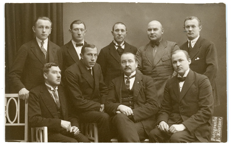 Johannes Vares tundmatute isikutega grupipildil