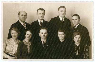 Johannes Vares tundmatute isikutega grupipildil  duplicate photo