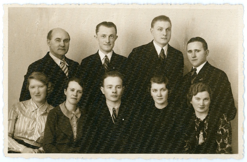 Johannes Vares tundmatute isikutega grupipildil