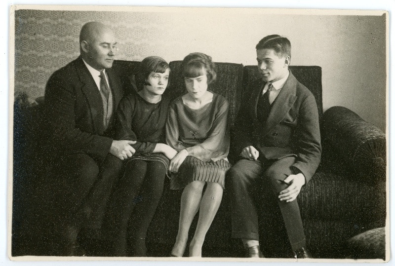 Johannes Vares, tundmatu, Emilie Vares ja [Heiti Talvik?]