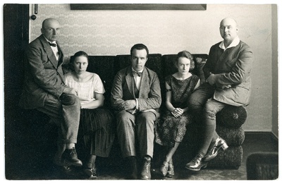 Johannes Vares ja Emilie Vares tuttavatega diivanil istumas  duplicate photo