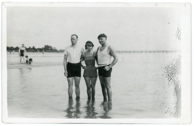 Johannes Vares, Emilie Vares ja tundmatu ujumisriietes Pärnu rannas  duplicate photo