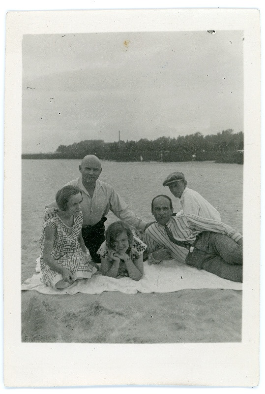Emilie Vares, Johannes Vares, Aurora Semper, Johannes Semper ja tundmatu Pärnu rannas