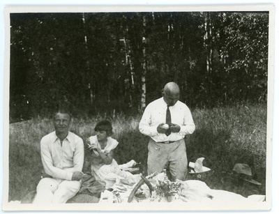 Johannes Vares, Emilie Vares ja tundmatu meesterahvas niidul piknikul  duplicate photo