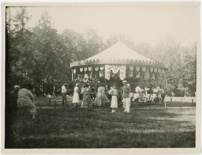 Johannes Vares ja Emilie Vares karusselli ees  duplicate photo