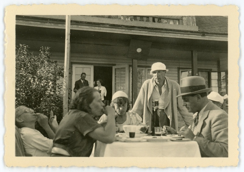 Johannes Vares ja Emilie Vares tuttavatega välikohvikus? lõunastamas