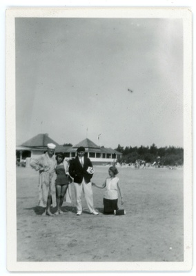 Johannes Vares külalistega rannas  duplicate photo