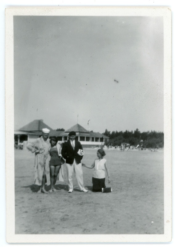 Johannes Vares külalistega rannas