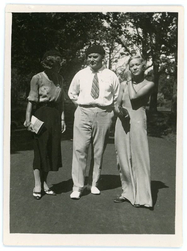 Johannes Vares ja Emilie Vares perekonnatuttavaga (Renate Jõesaar?)
