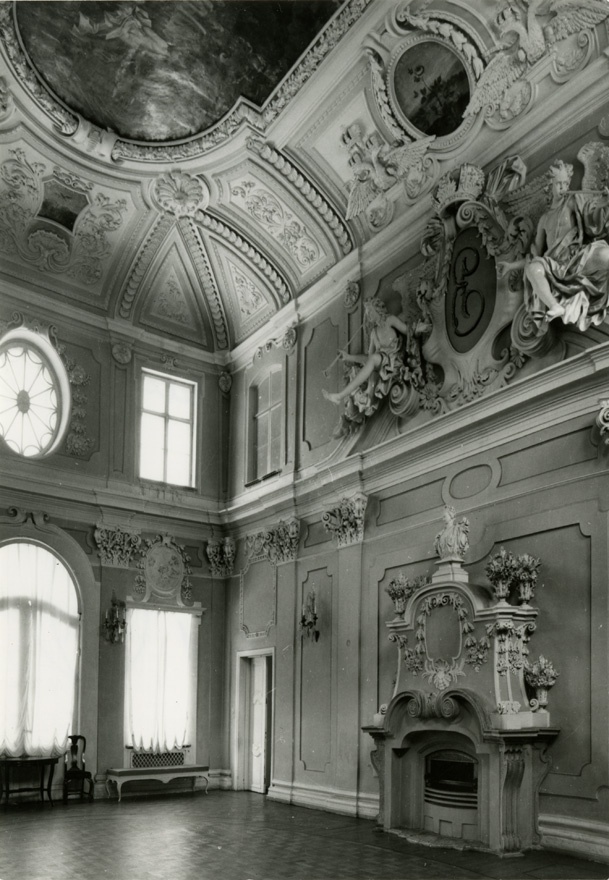 Kadrioru lossi pidusaali interjöörivaade saali kaminaga külgseinale ja laele
