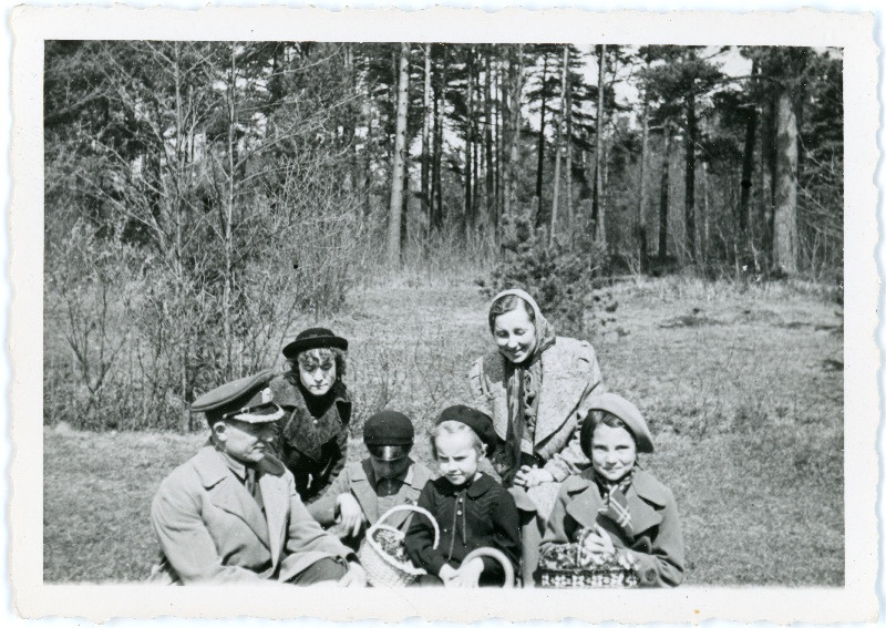 Grupipilt, esiplaanil tüdrukud seenekorvidega. Emilie Vares [J. Varese õe ja õelastega?] seenemetsas