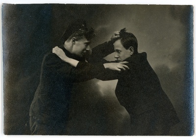 Tundmatud noormehed imiteerivad kaklemist (või stseen tundmatust etendusest)  duplicate photo