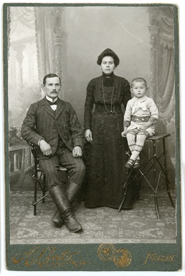 Johannes Varese õe pere - Johan Friedrich ja Leena Kõverjalg poeg Hugoga  duplicate photo