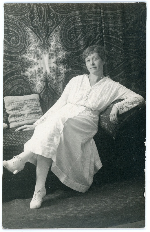 Marie Under diivanil istumas