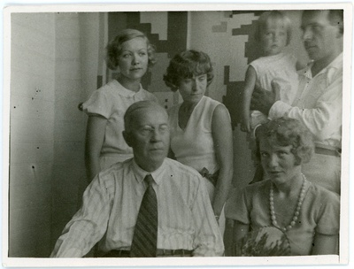 Grupipilt - Johannes ja Aurora Semper tütrega, Eduard Vilde, Emilie Vares ja Renate Jõesaar?  similar photo