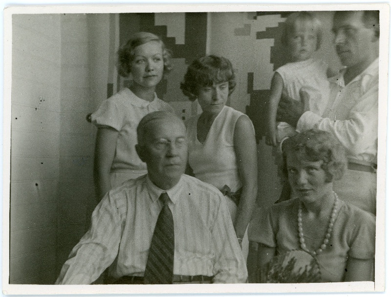 Grupipilt - Johannes ja Aurora Semper tütrega, Eduard Vilde, Emilie Vares ja Renate Jõesaar?