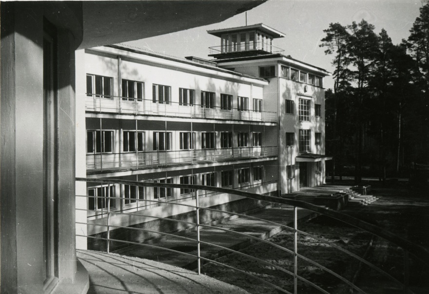 Sanatooriumi "Narva-Jõesuu" peakorpus, vaade. Arhitektid Nikolai Kusmin, Manivald Noor