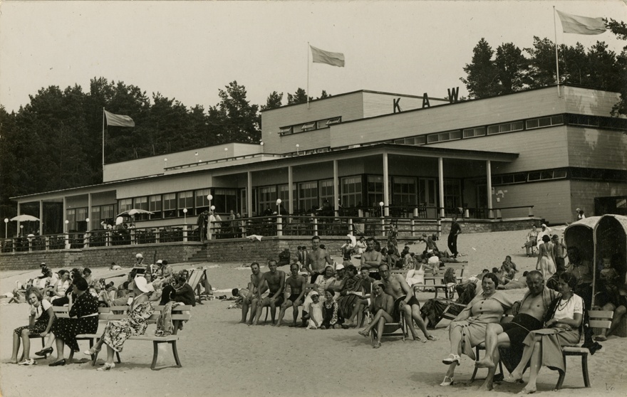 Narva-Jõesuu rannahoone (hävinud). Vaade rannalt üle suvitajate. Projekt: Robert Ederma ja Erich Otting