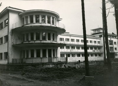 Kolhoosidevaheline sanatoorium Narva-Jõesuus, hoone vaade valmimisjärgus. Arhitekt Nikolai Kusmin  similar photo