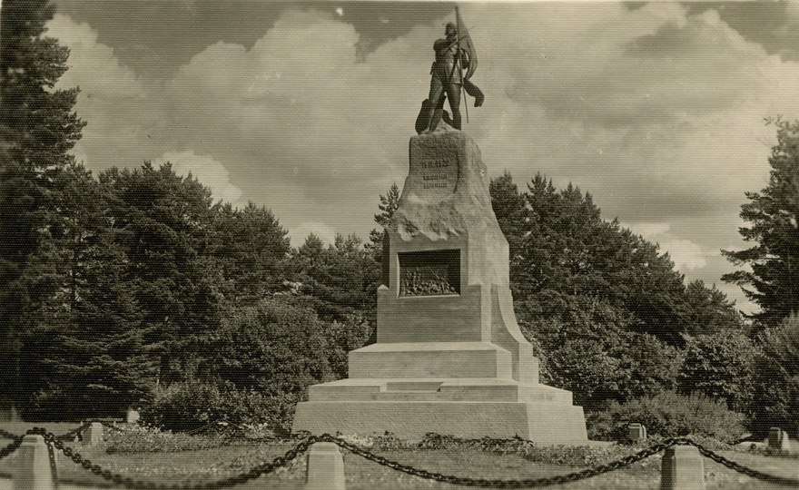 Mälestusmärk Vabadussõjas langenutele Narva-Jõesuus, eestvaade
