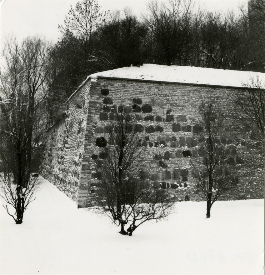 Rootsi bastioni eskarpmüür Tallinnas, vaade bastioni nurgale