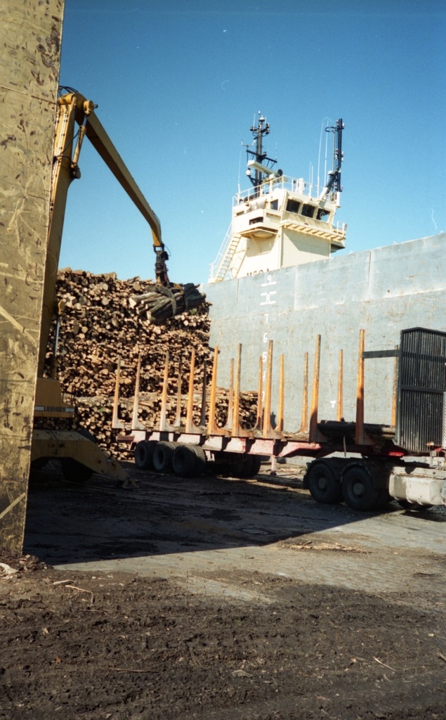 Praami "Melship" laadimine puiduga Muuga sadamas