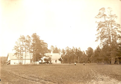 Foto. Paralepa, väljasõidukoht Haapsalu lähistel. Keskplaanil hoone, mille kõrval hobused vankritega, inimesed. u 1900.  similar photo